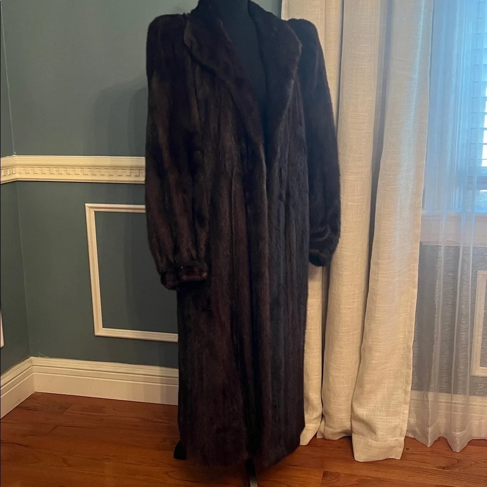 Luxurious Brown Fur Coat - Picture 3 of 17